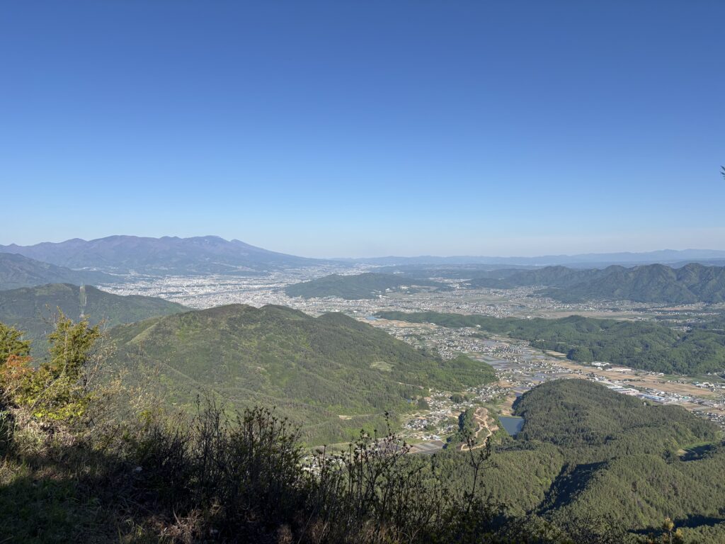 山頂から上田市・塩田平を望む