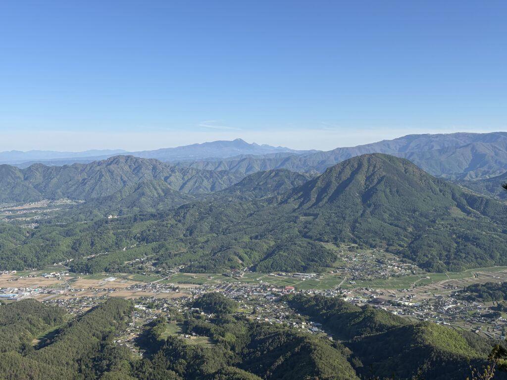山頂から夫神山と浅間山方向