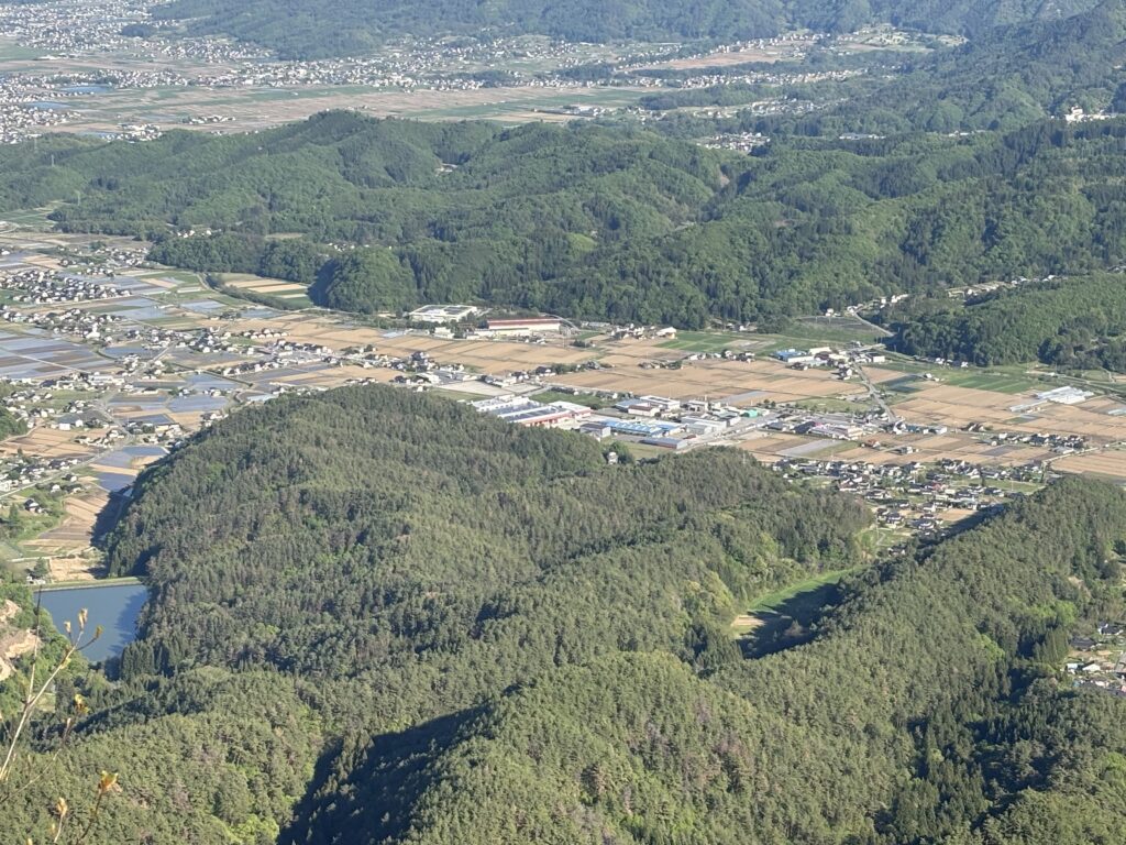 山頂から青木村の田園を見下ろす