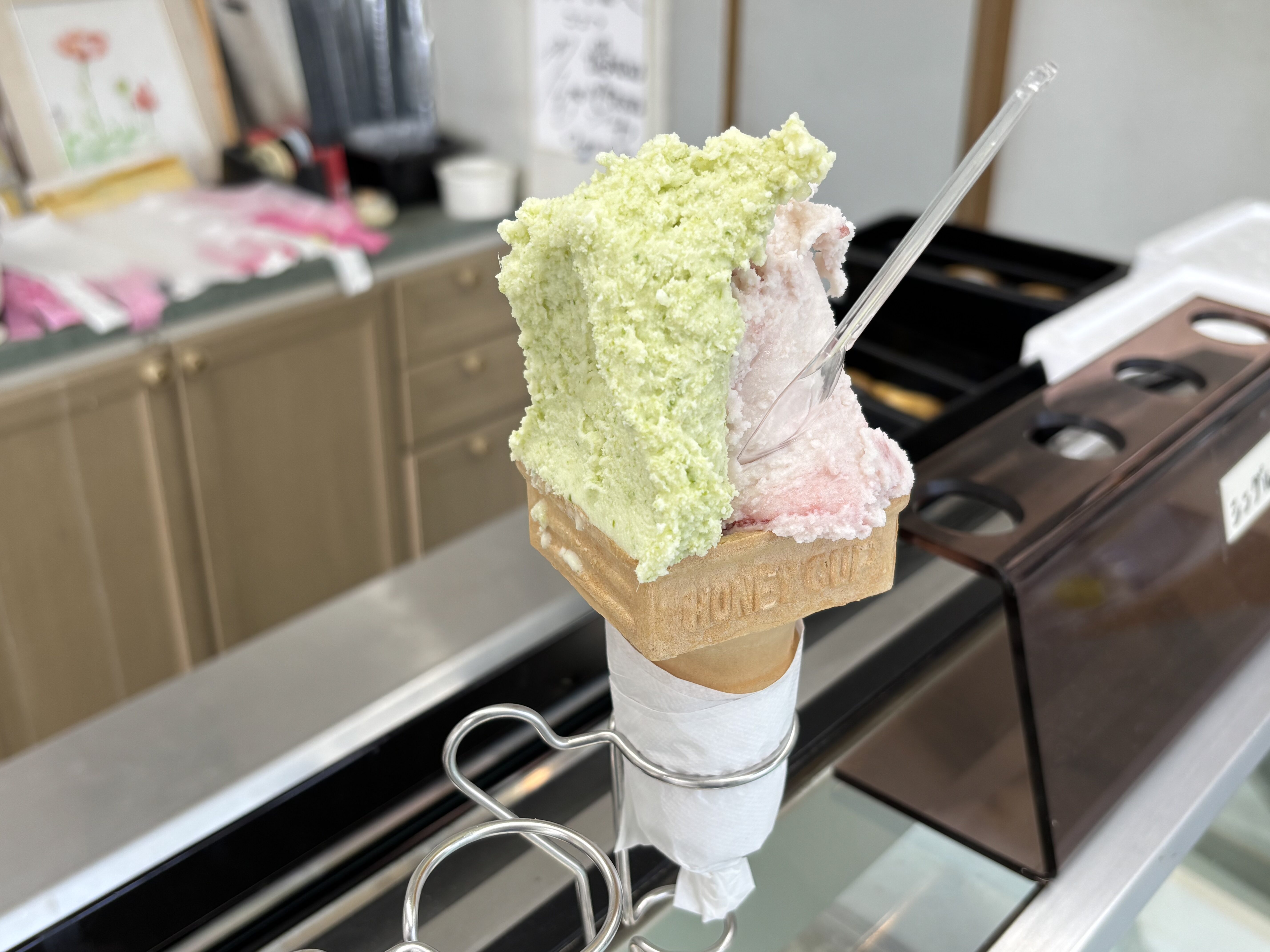 中野市のジェラート屋フィオーレの、ダブルコーンに盛り付けたジェラート