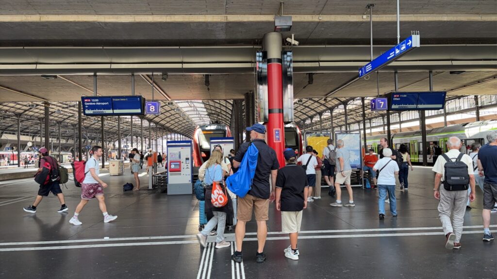 観光客で賑わうスイス・ルツェルン駅の構内