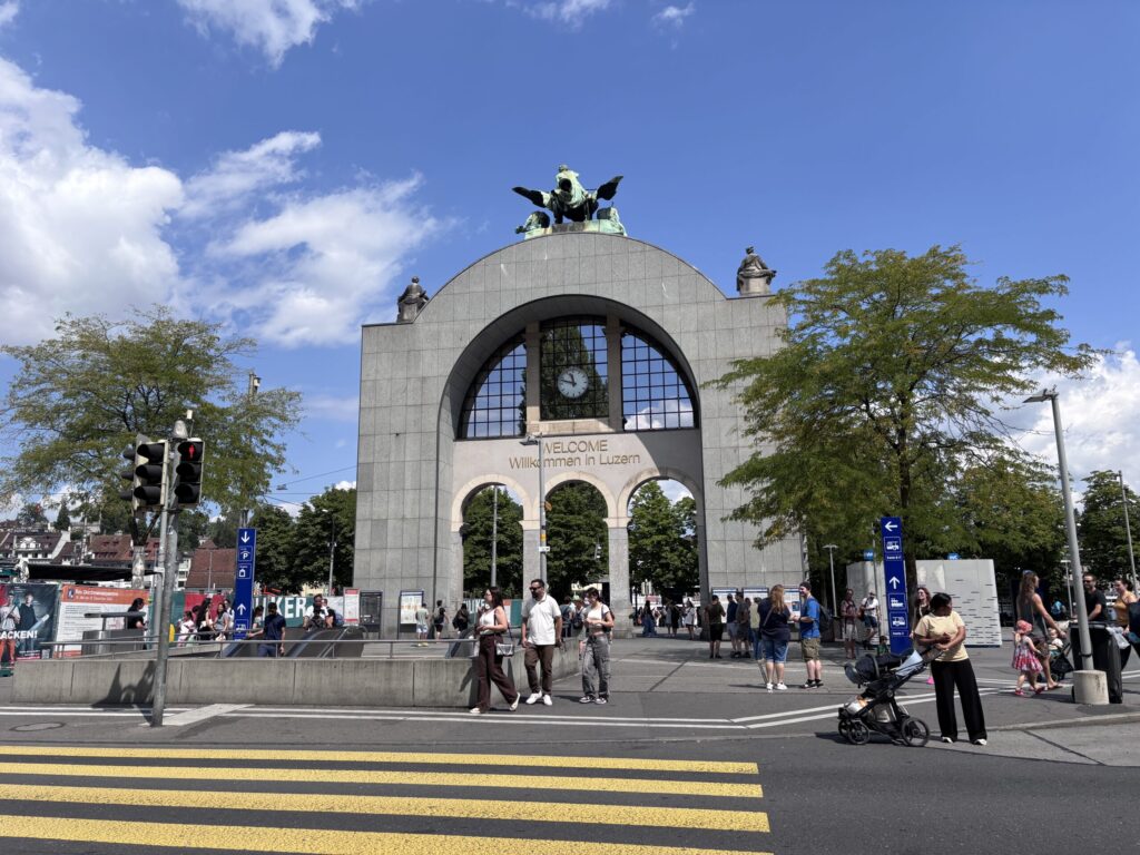 ルツェルン駅前に立つ大きなモニュメント