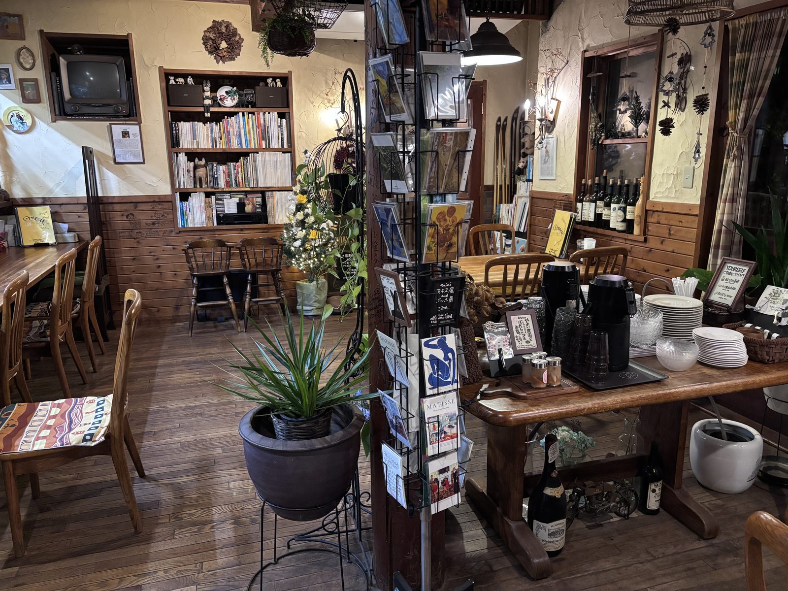 土曜日はイタリアンの店内