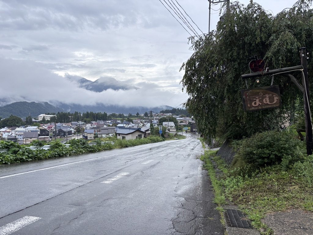 ぽむの前の道と看板