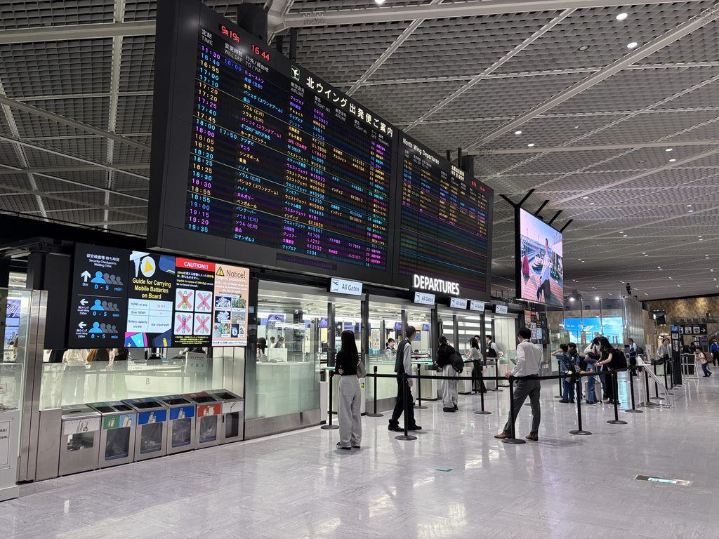 成田空港 第1ターミナル北ウイングの出発ロビー。保安検査の入口も空いていました