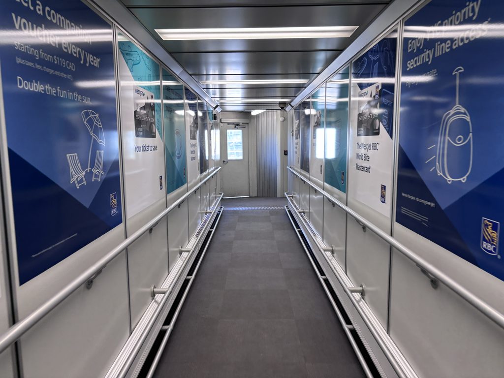 着陸後、飛行機から空港へつながる搭乗橋。壁にはウエストジェットの広告が並んでいました