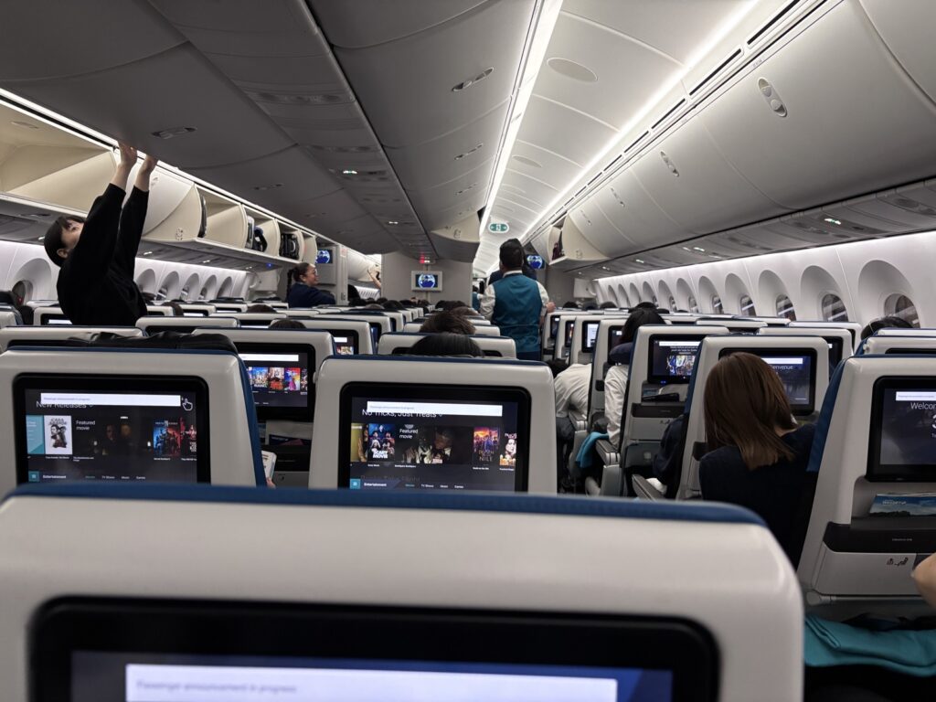 モニター下にUSB-Aポートがあります