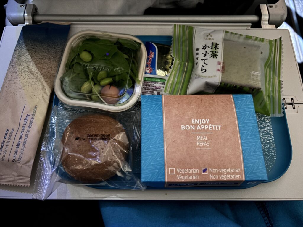 1回目の機内食(出発から約2時間後)。抹茶味のカステラ付き