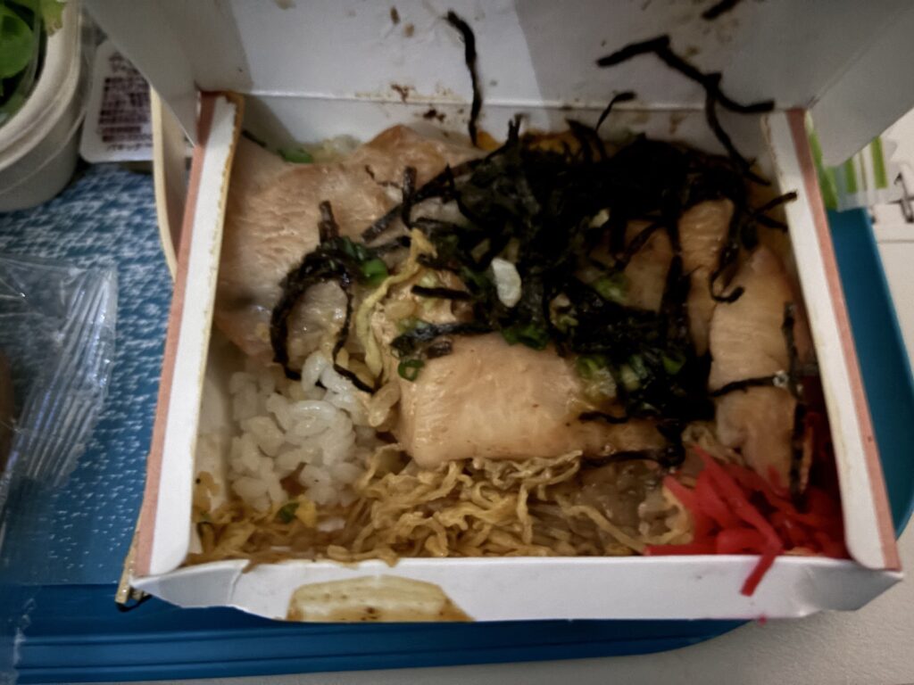メインは肉のごはん。海苔と紅生姜がのっています