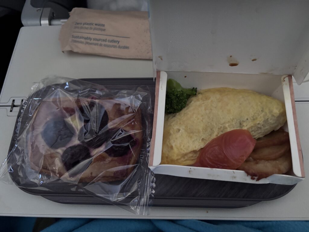 2回目の機内食(到着の約2時間前)。オムレツとベリーのパン